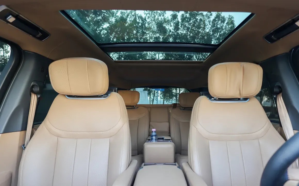 Land Rover Range Rover Vogue Autobiography Long 2024 - Image 4