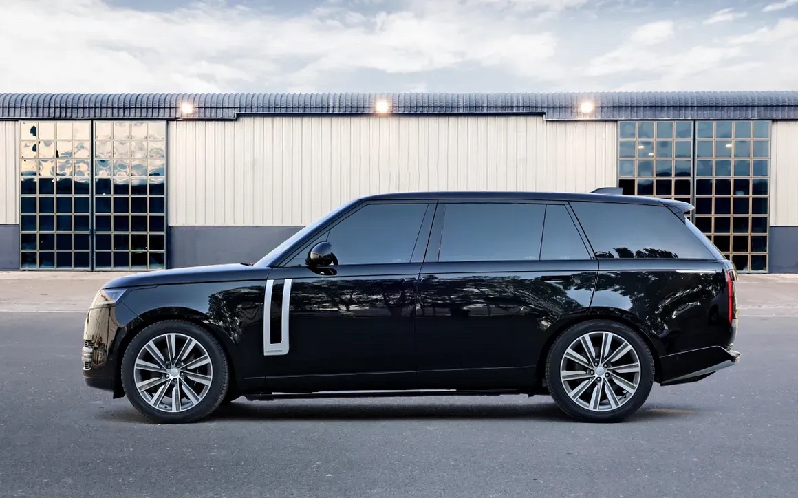 Land Rover Range Rover Vogue Autobiography Long 2024 - Image 2